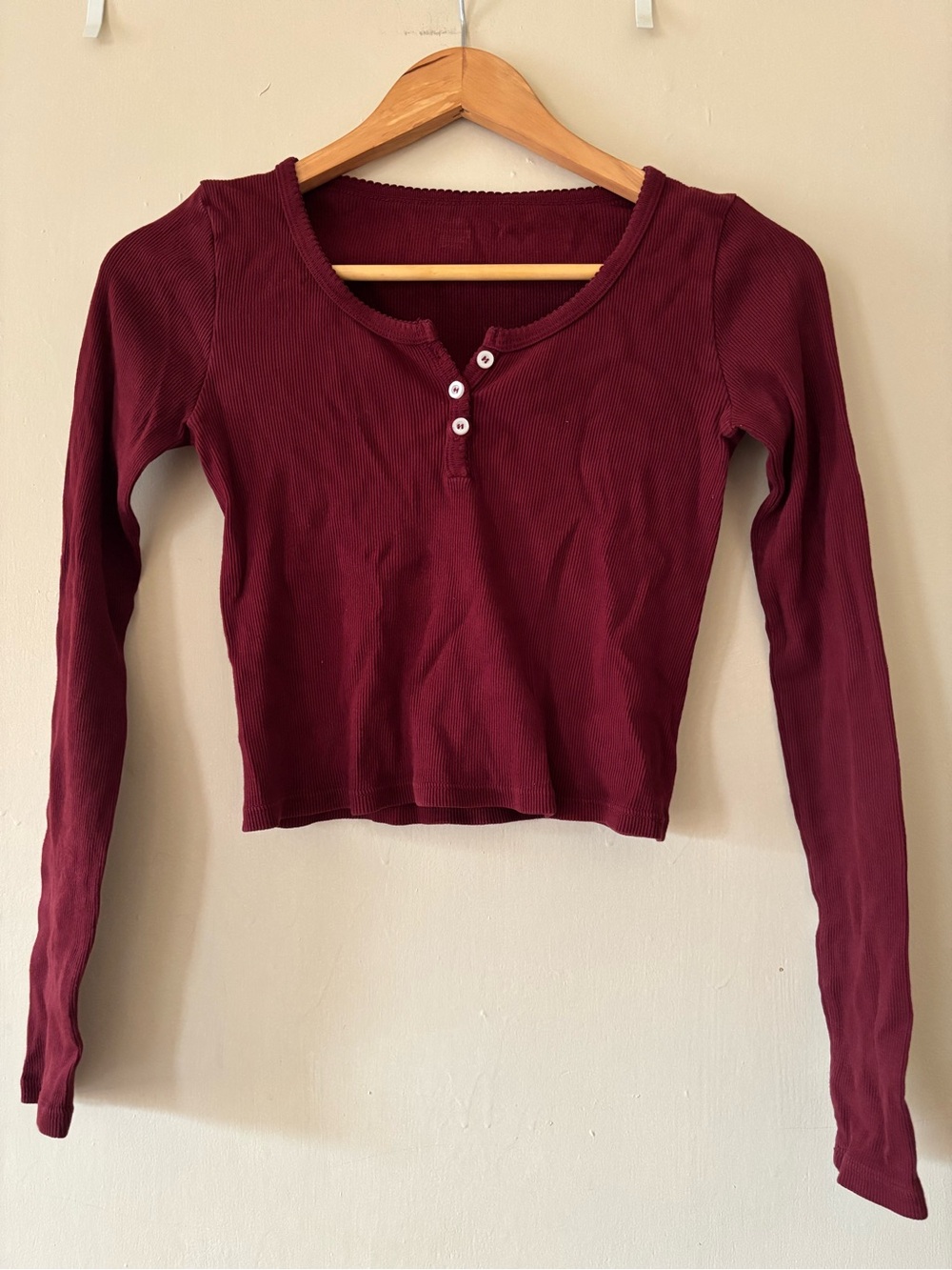 Women's Long Sleeve Ribbed Henley Crop Top - Burgundy